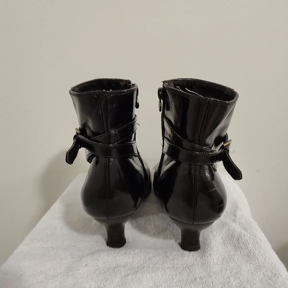 Women's Etienne Aigner brown ankle boots w/ side zippers and heels, 9.5M - Picture 4 of 8